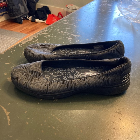 Skechers 8.5 memory foam slides - Picture 4 of 7